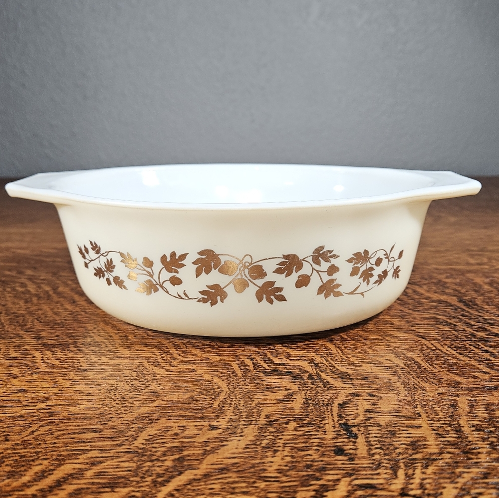 Pyrex Golden Acorn #043 Casserole Dish 1.5 Q Vintage